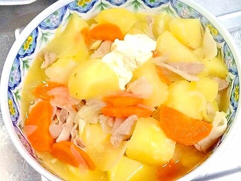 野菜たっぷり!豚バラ薄切り肉の塩バター肉じゃが♪